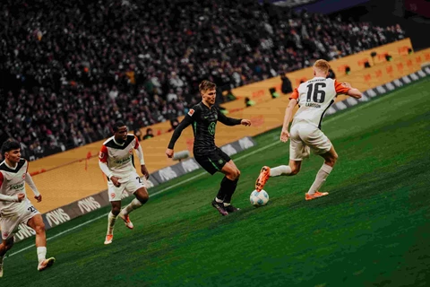 الفوز بعيد للمباراة الثالثة.. فرانكفورت يتعادل بصعوبة مع فولفسبورج بالدوري الألماني